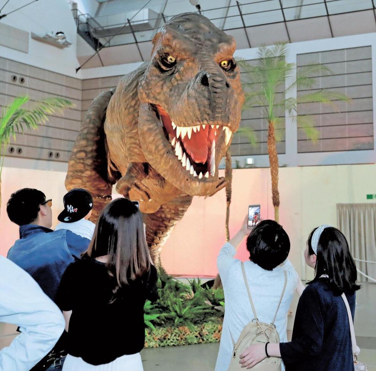 実物大ロボ迫力満点 仙台大恐竜博 始まる 夢メッセみやぎで５月６日まで 河北新報オンラインニュース Online News