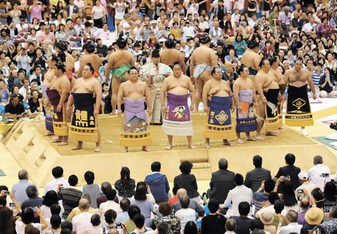 闘志旺盛 力士に歓声 大相撲夏巡業 仙台場所 河北新報オンラインニュース Online News