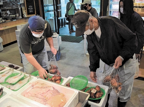 旬の魚を格安で販売 宮城 女川で青空いちば ５日まで 河北新報オンラインニュース Online News