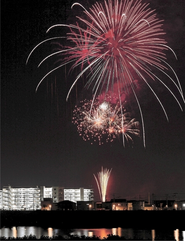 輝く夜空に祈る鎮魂 願う収束 被災３県で花火 河北新報オンラインニュース Online News