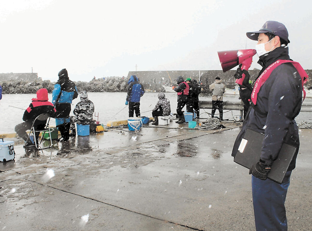 冬のハタハタ釣りは安全対策徹底を 秋田海保が海中転落防止呼び掛け 河北新報オンラインニュース Online News