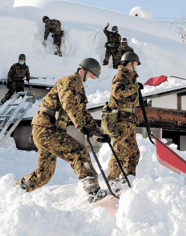 横手で除雪活動始まる 災害派遣の自衛隊 秋田県内で死亡事故など雪害相次ぐ 河北新報オンラインニュース Online News