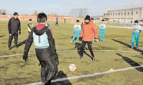 石巻でサッカークリニック 寒風の中 技術磨く 河北新報オンラインニュース Online News
