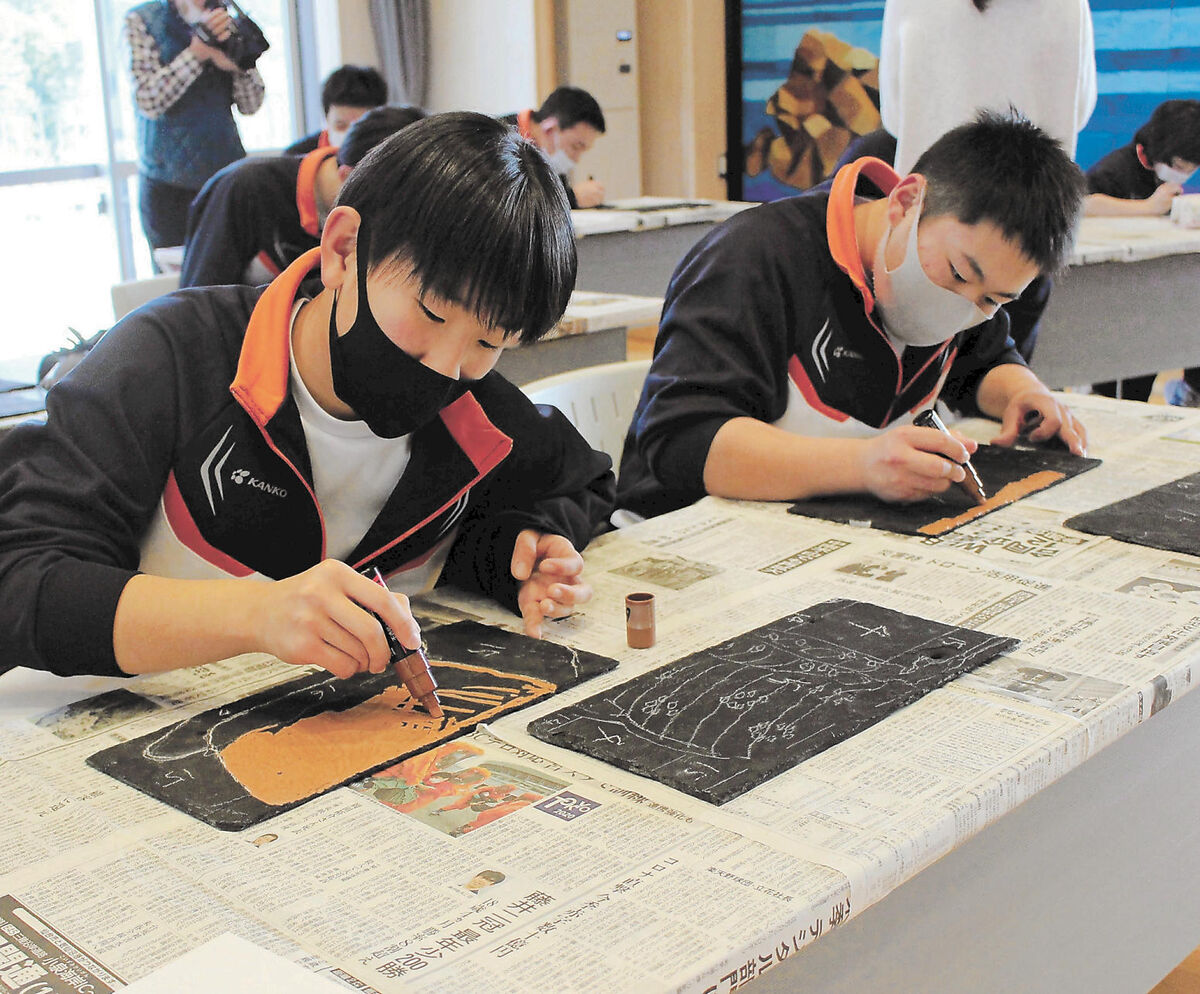 雄勝石で大壁画　児童生徒が制作参加　今春完成の総合支所に展示
