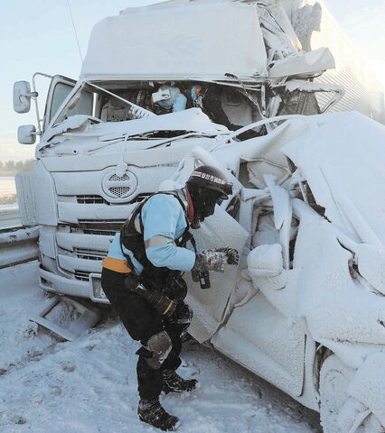 ホワイトアウト 前方に車 避けられず 東北道多重事故 大破の車両 白く凍る 河北新報オンラインニュース Online News