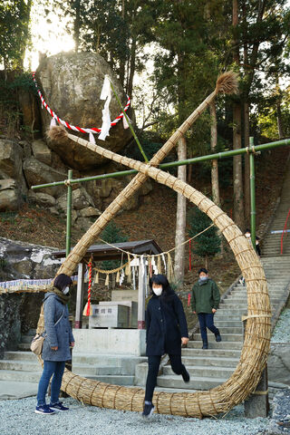 落ちそうで落ちない 巨石に受験生ら続々 石巻 釣石神社 河北新報オンラインニュース Online News