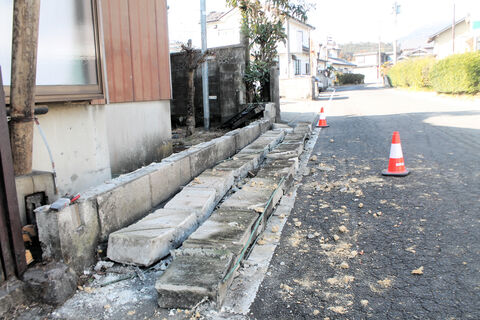 相馬の常磐道で土砂崩れ ブロック塀倒壊相次ぐ 福島県内５２人けが 河北新報オンラインニュース Online News