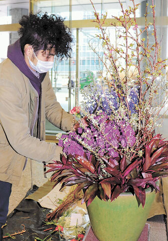 花の彩りを職場にも 生産者らオフィスビルに生花展示 河北新報オンラインニュース Online News