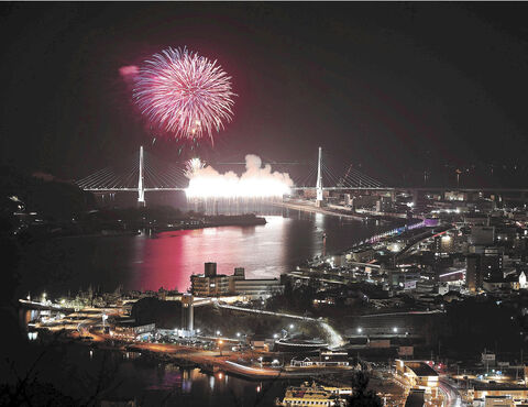 気仙沼湾横断橋で花火 追悼と感謝を光に込めて 河北新報オンラインニュース Online News