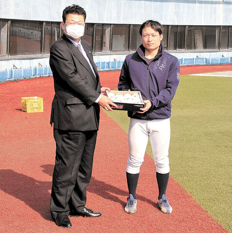 夢を果たして 日本製紙石巻野球部後援会 ボール360個寄贈 河北新報オンラインニュース Online News