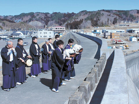 宮古 田老の防潮堤で神楽念仏 震災犠牲者を追悼 河北新報オンラインニュース Online News