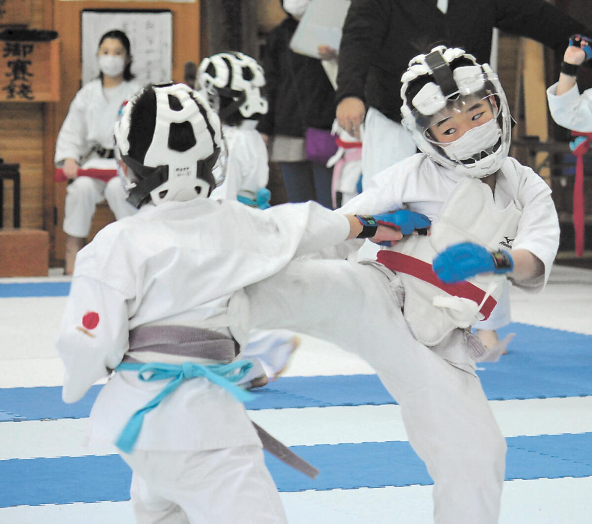 新人教育空手大会 形 組手で熱戦 石巻 修空館 河北新報オンラインニュース Online News