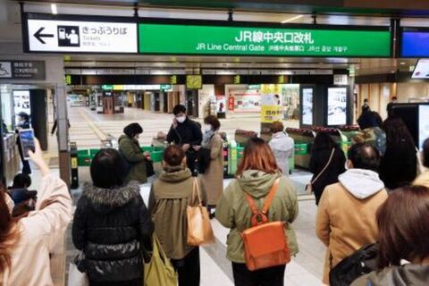 更新 仙台駅 利用客らでごった返す 東北新幹線など運転停止 河北新報オンラインニュース Online News