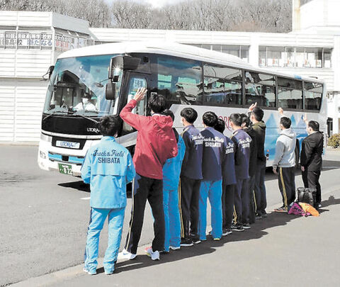 柴田高応援団 甲子園に出発 声出せないけど 気持ち負けない 河北新報オンラインニュース Online News