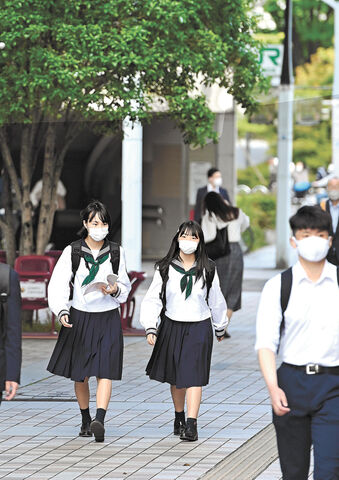 新緑に映える白い夏服 きょうから６月 衣替え 河北新報オンラインニュース Online News