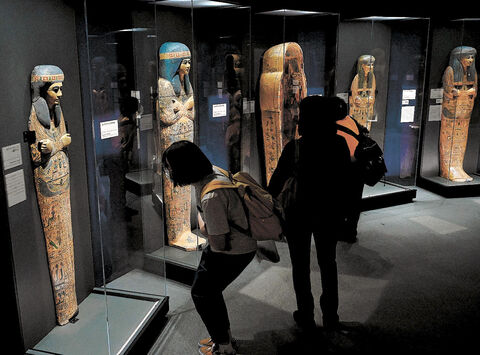 ミイラのひつぎが直立 仙台で古代エジプト展 河北新報オンラインニュース Online News