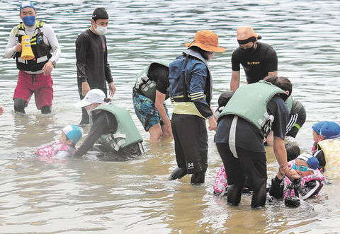 着衣泳 の極意学ぶ 児童ら 海で体験 石巻 雄勝小 河北新報オンラインニュース Online News