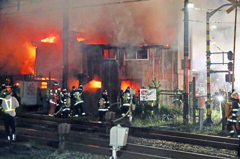 線路脇で火災 ｊｒが一時運休 仙台 小田原の店舗兼住宅から出火 河北新報オンラインニュース Online News