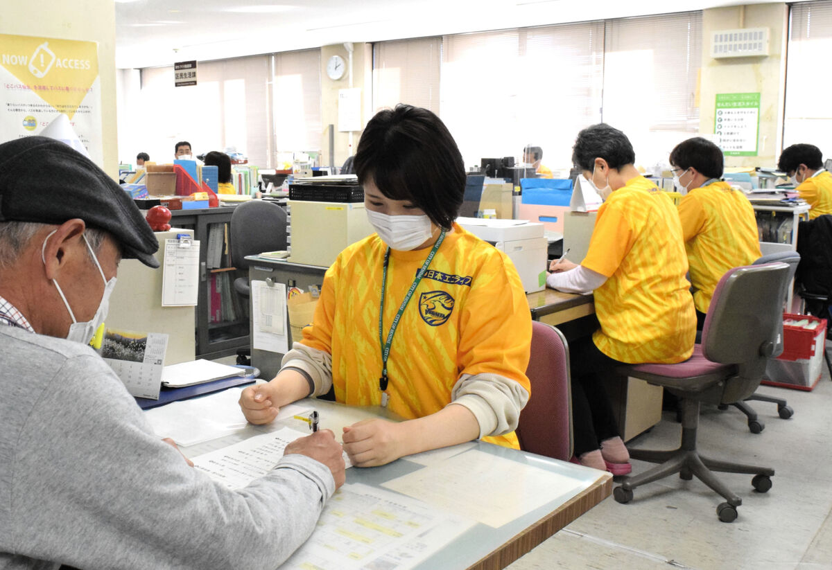 泉区職員 ベガルタ応援ｔシャツで勤務 ｊ１残留を後押し 河北新報オンラインニュース Online News