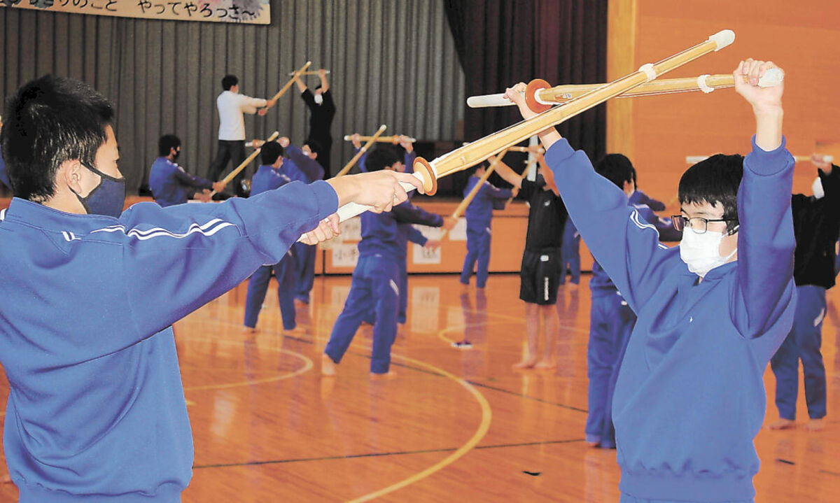 心身の構え を学ぶ 矢本二中で剣道特別授業 河北新報オンラインニュース Online News