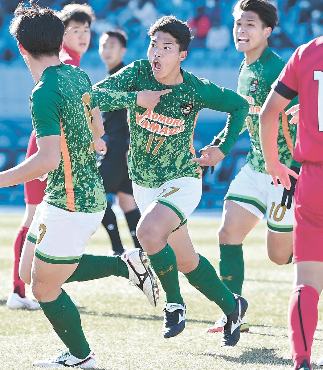 全国高校サッカー＞青森山田、逆転で４強 | 河北新報オンライン