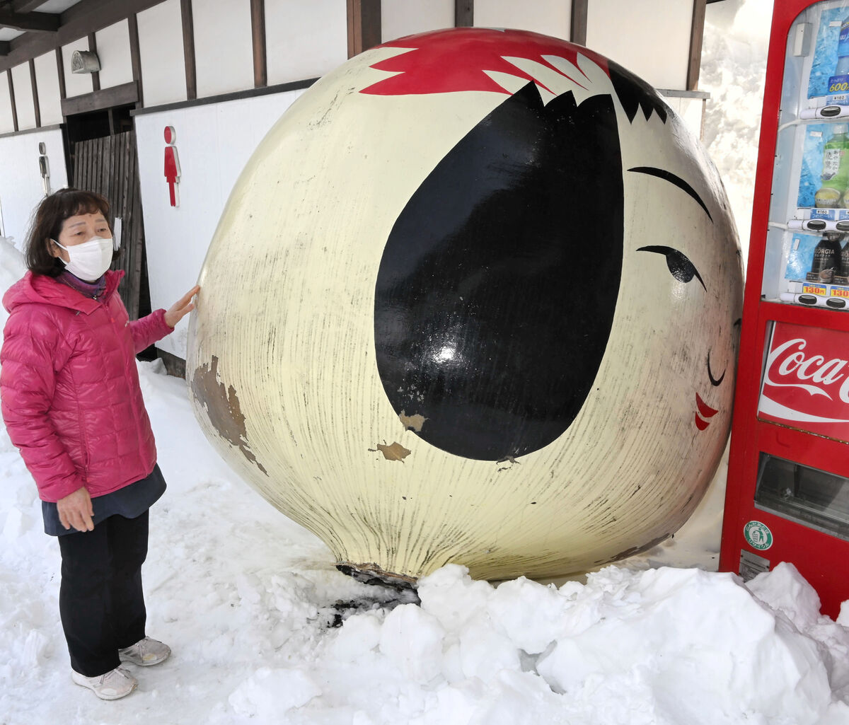 大型こけしの頭コロリ 大崎・鳴子温泉 積雪の重み原因か | 河北