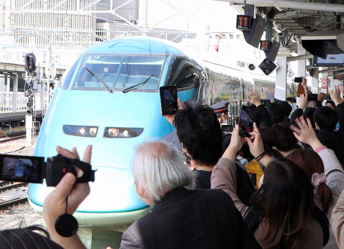 足湯新幹線「とれいゆつばさ」ラストラン 温泉王国・山形アピール 