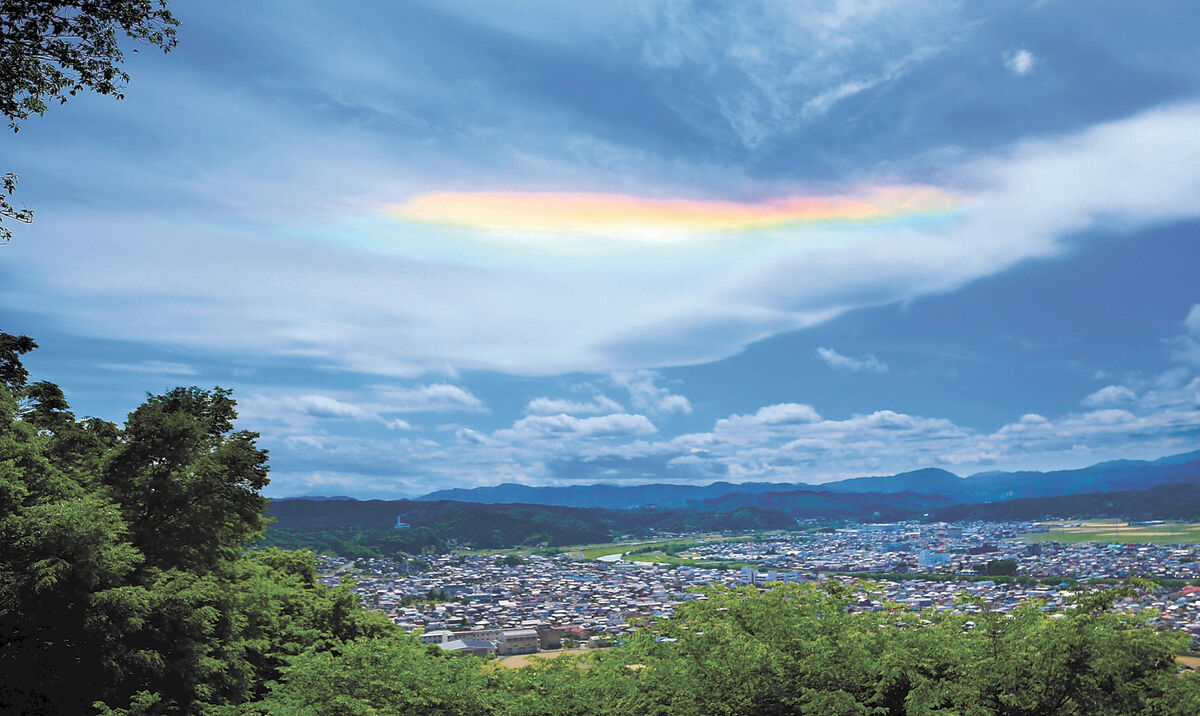 虹色に染まる雲 環水平アーク 出現 河北新報オンラインニュース Online News