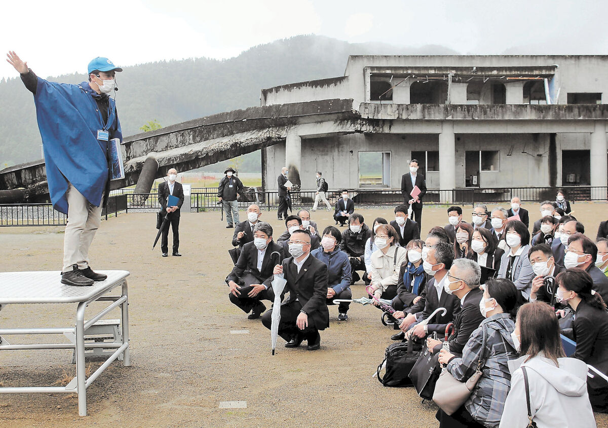 学校防災、決意新た 旧大川小で新任校長研修 避難ルートもたどる | 河北新報オンラインニュース / ONLINE NEWS