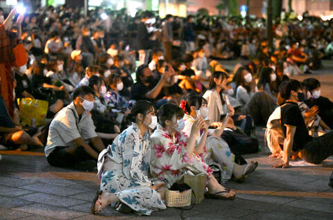 一部 密集 も大きな混乱には至らず ３年ぶり有観客の仙台七夕花火祭 河北新報オンラインニュース Online News