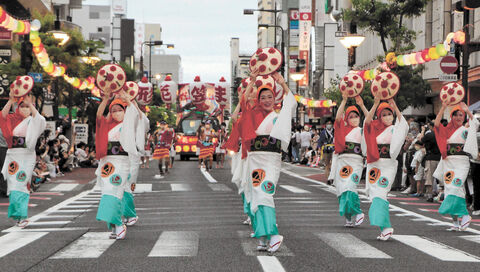 鮮やかな紅花の花笠 市街地に咲く 山形 まつり開幕 河北新報オンラインニュース Online News