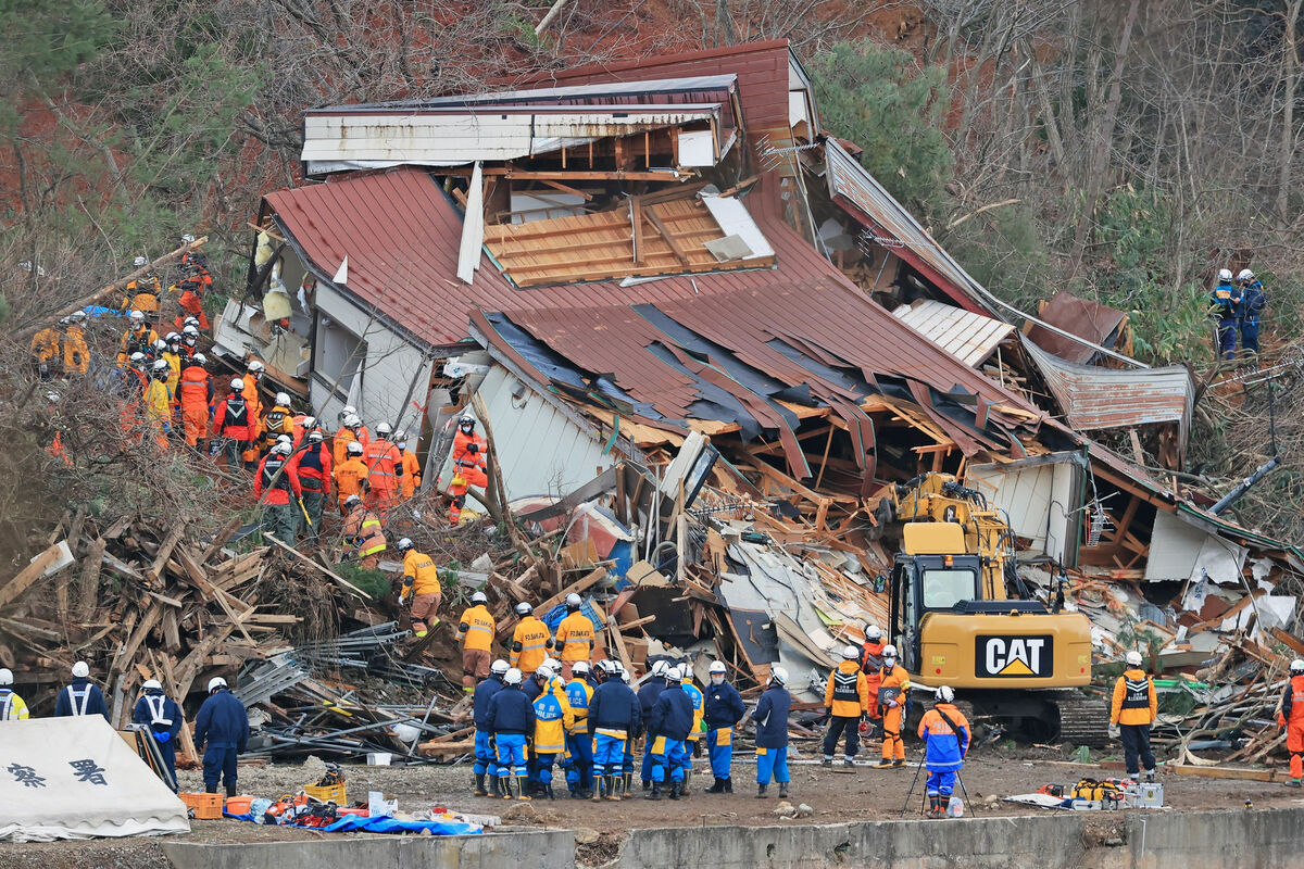 山形・鶴岡で大規模な土砂崩れ 高齢夫婦2人行方不明、住宅3棟含む約10棟に被害 河北新報オンライン