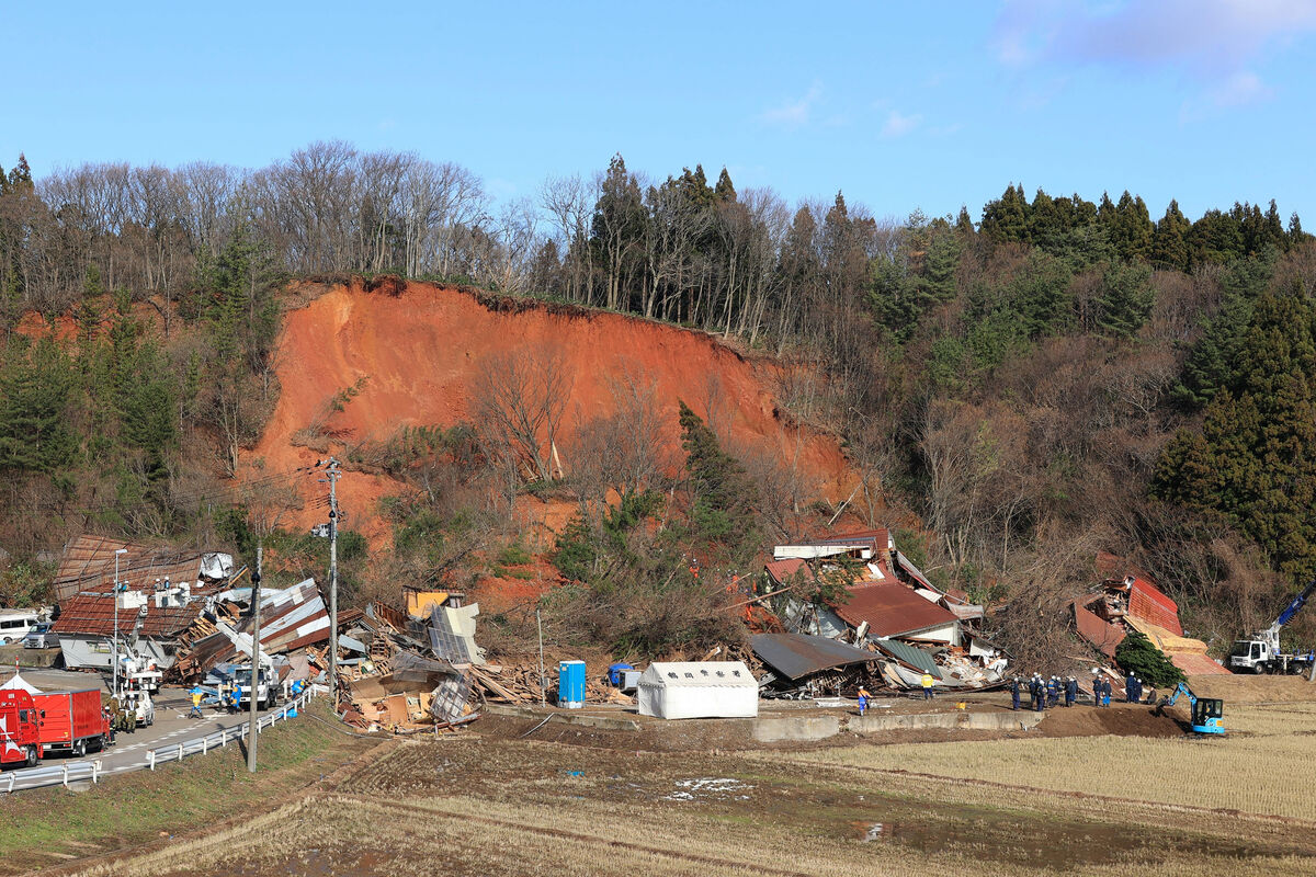 山形・鶴岡で大規模な土砂崩れ 高齢夫婦2人行方不明、住宅3棟含む約10棟に被害 河北新報オンライン