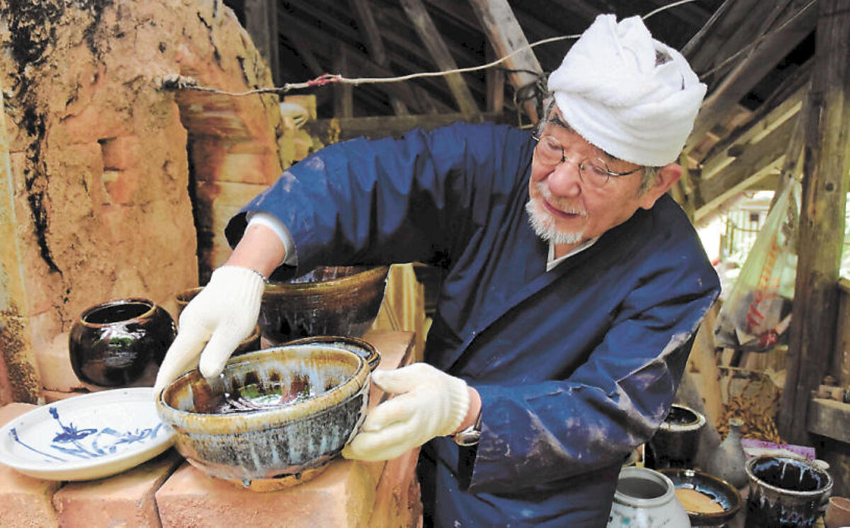 残照＞「用の美」を生涯追求 栗原・陶芸家の村上世一さん（８５） 昨年