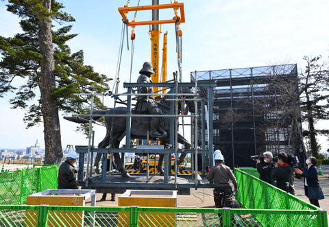 殿のご帰還である」伊達政宗騎馬像、８カ月半ぶり仙台城跡に | 河北