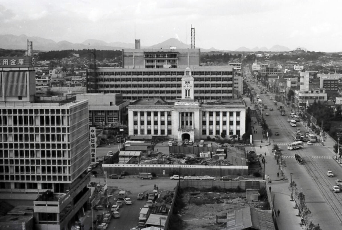 仙台市役所本庁舎、現旧「ツーショット」 1965年前後の建設時写真見つかる | 河北新報オンライン