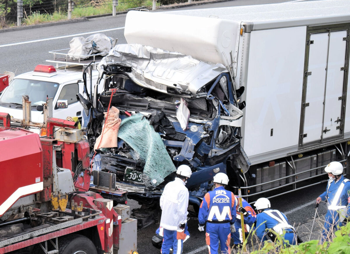 東北自動車道 ストア バストラック事故