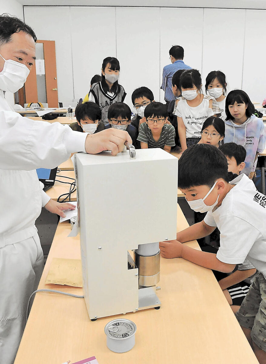 缶詰作りの裏側を学ぶ 東京の小学生、気仙沼を訪問 - 河北新報オンライン