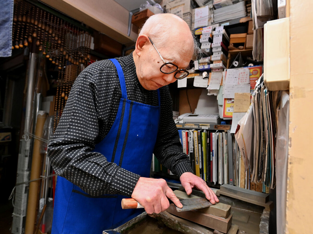 老舗刃物店の86歳店主、訪日客に包丁の研ぎ方伝授 仙台・一番町 「大切に使ってほしい」 | 河北新報オンライン