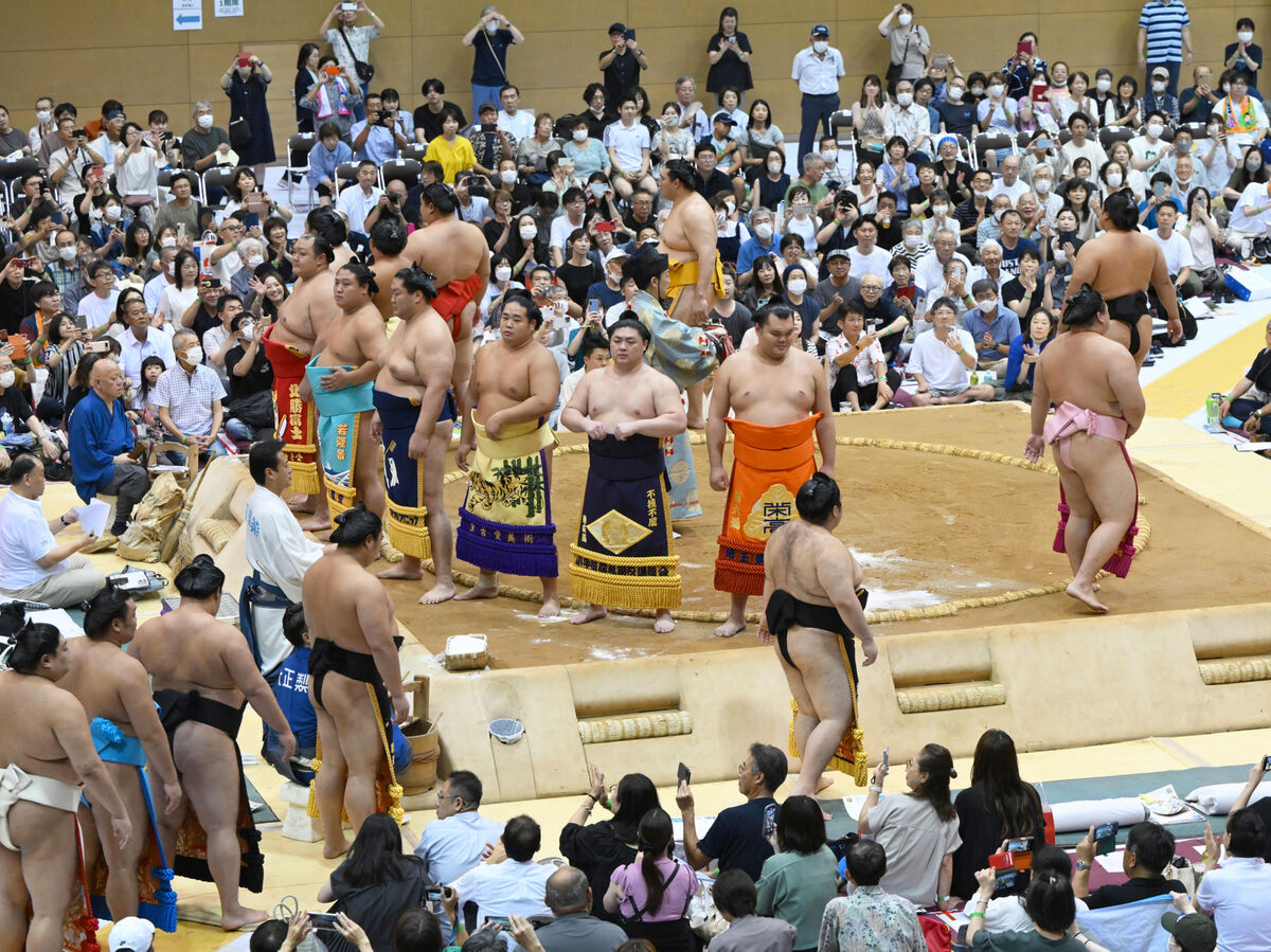 大相撲仙台場所、開幕 東北出身力士に歓声 初日はファン2700人が熱視線 | 河北新報オンライン