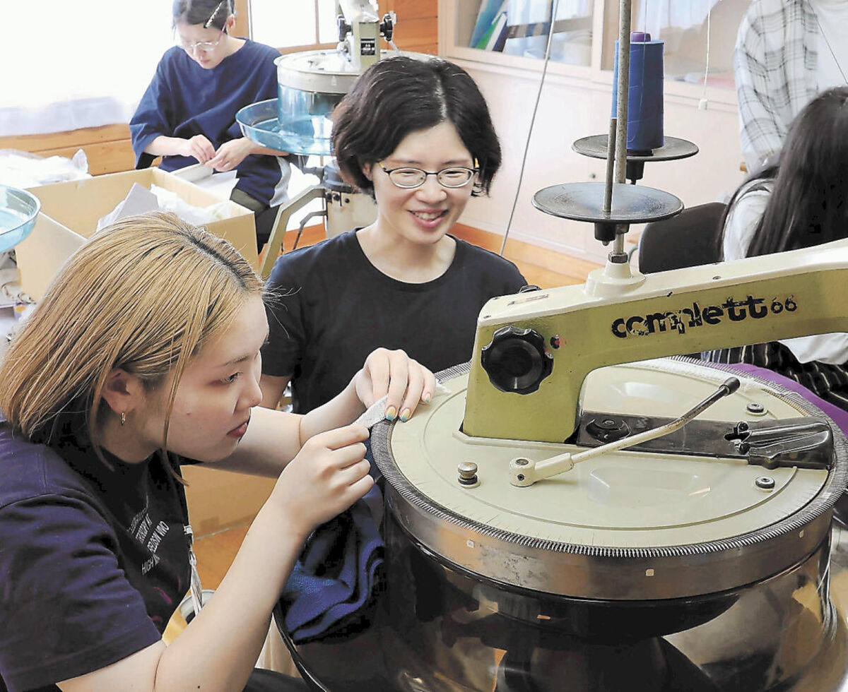 カシミヤ製造の熟練技術を学生が見学　岩手県、アパレル業界の担い手確保へ職業体験企画