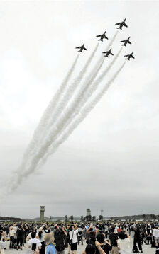 雲突く迫力、ブルーインパルス曲技飛行 松島基地航空祭 ファン３万人歓声 | 河北新報オンライン