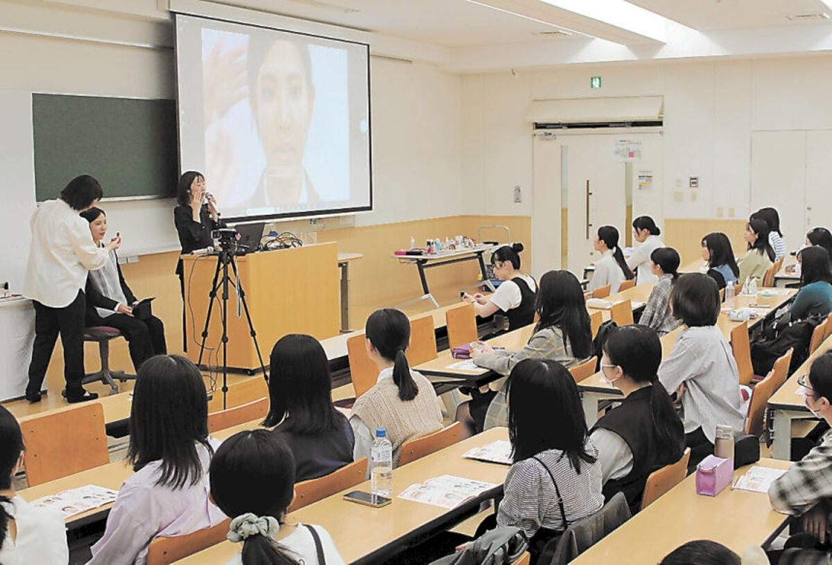 メーク学び就活にハリ、潤いの春を　資生堂が東北医科薬科大で講座、女子学生にアドバイス