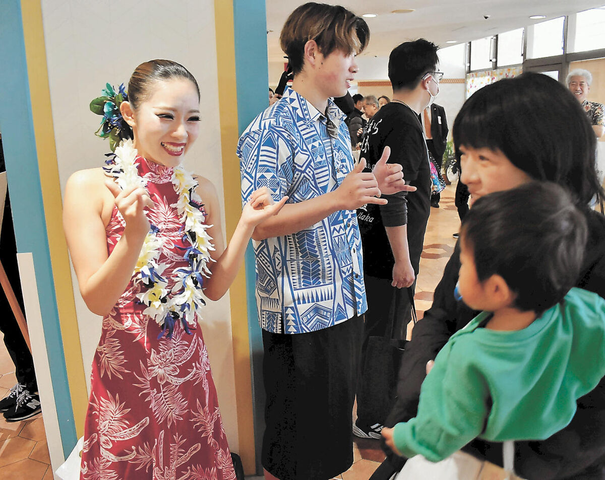 ハワイアンズ還暦祭スタート　フラガールが「アロハ」で出迎え、7年半ぶりの踊りも　福島・いわき