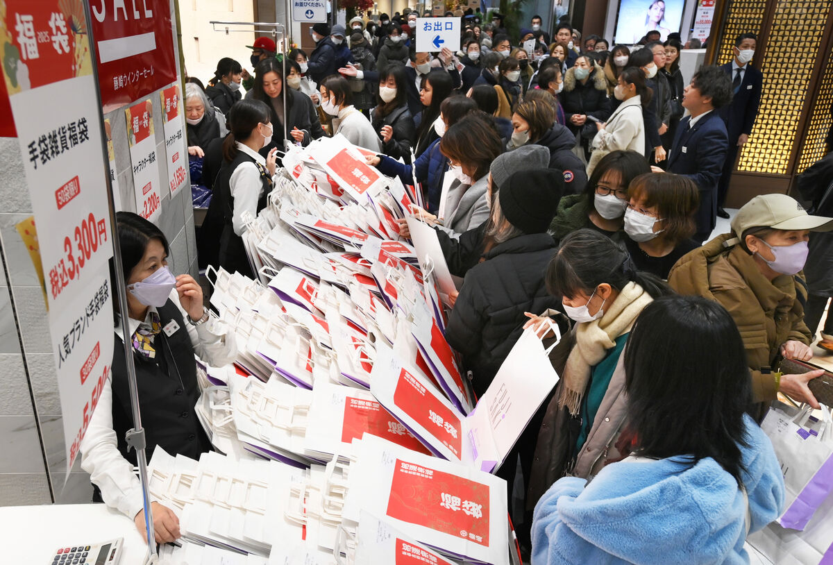 仙台初売り客足回復　主要店の売上高は前年比4～10％増　人気の福袋は「お手頃」「日用品」