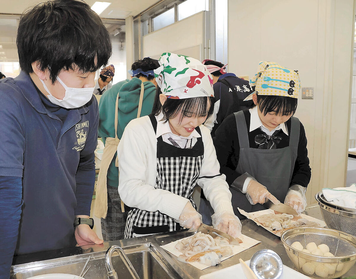 魚介調理、水産業身近に　宮城・石巻高で魚市場青年部など実習